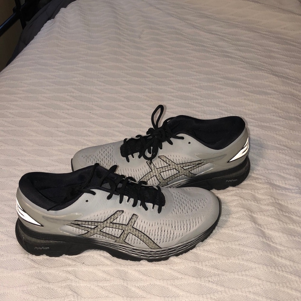 Men’s size 11.5 ASICS duo max shoes.